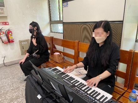 Cindy plays piano to provide for her family despite cancer