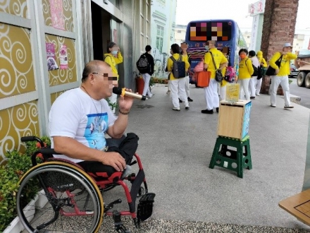祝先生克服身體殘疾獲本會補助全新伴唱機重返街頭藝人工作