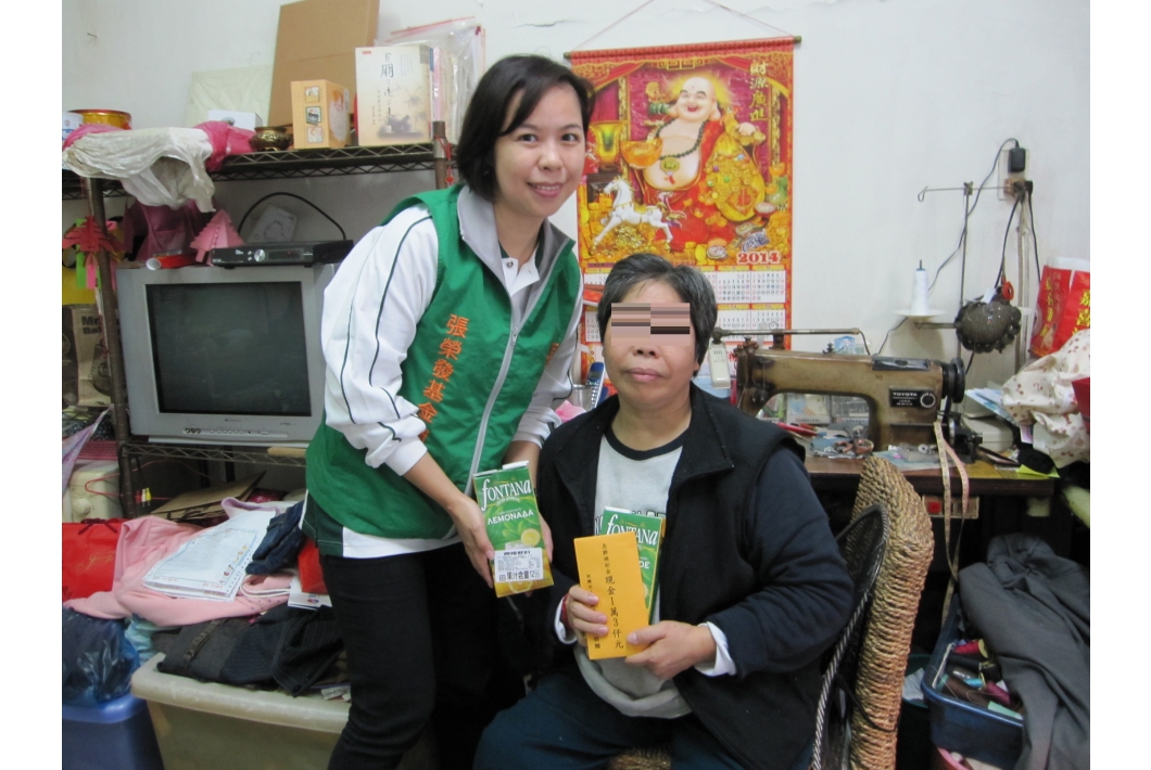 小兒麻痺慈母腳踩裁縫機1