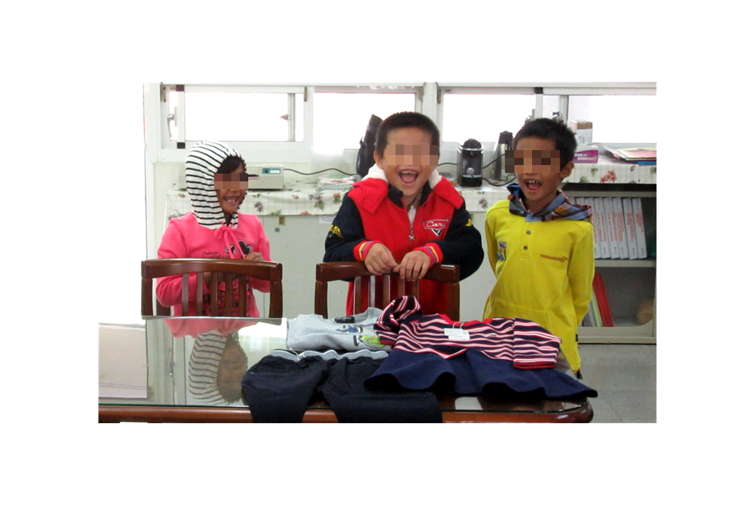 小朋友獲得冬季衣服非常的開心