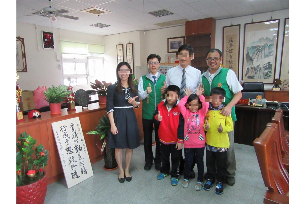 訪查員與校長主任孩子們合照