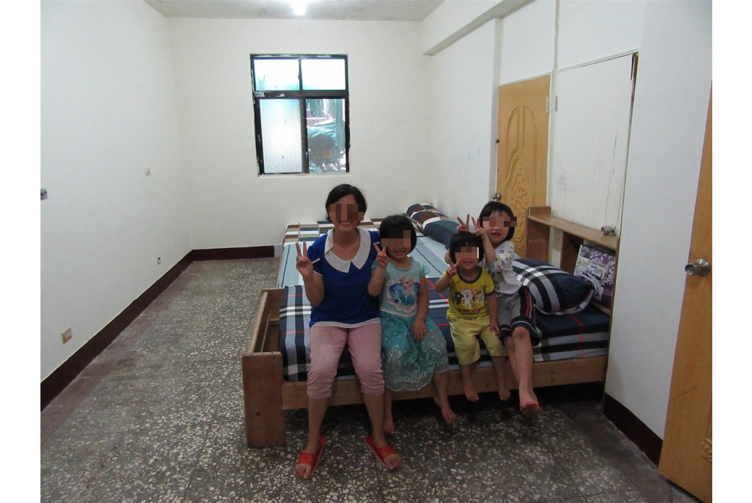 小英和孩子們很開心能擁有新的床