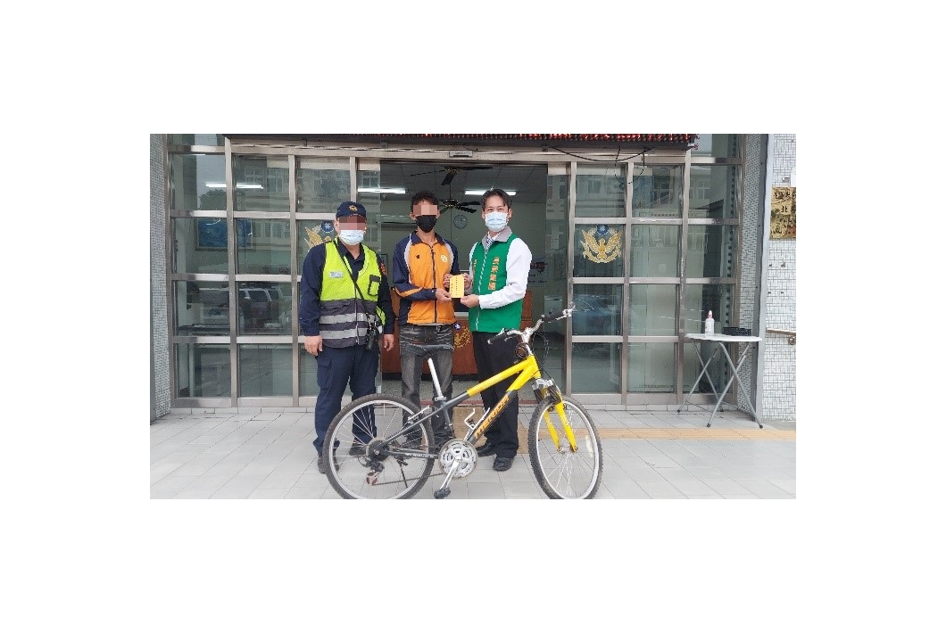 偕同警員贈新腳踏車