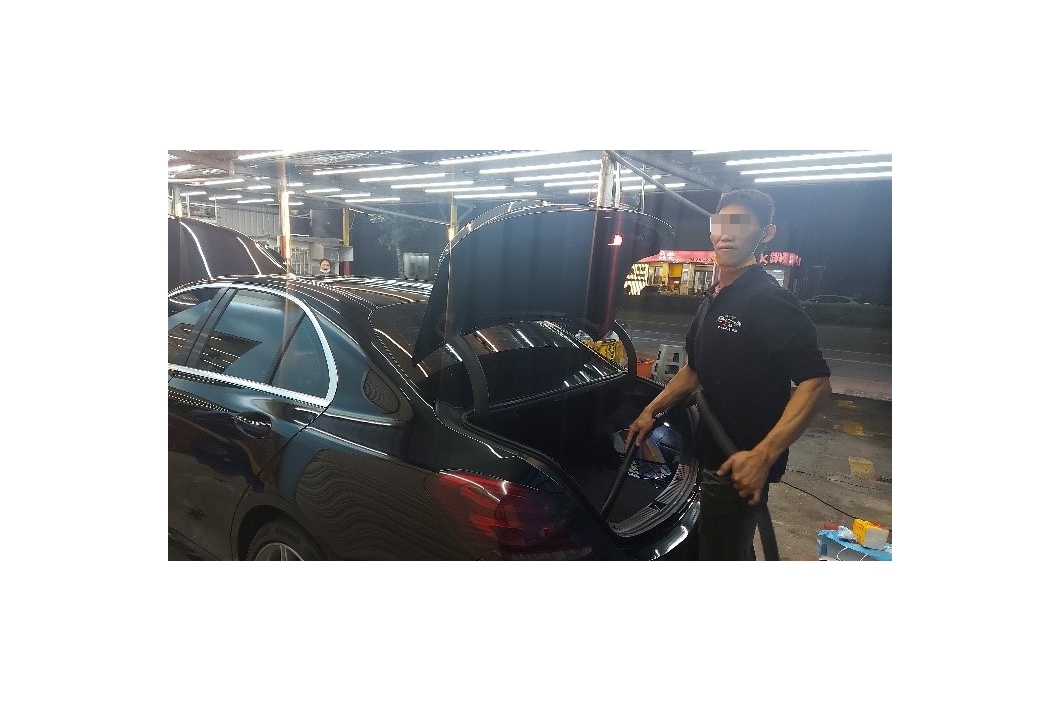 已在洗車場工作