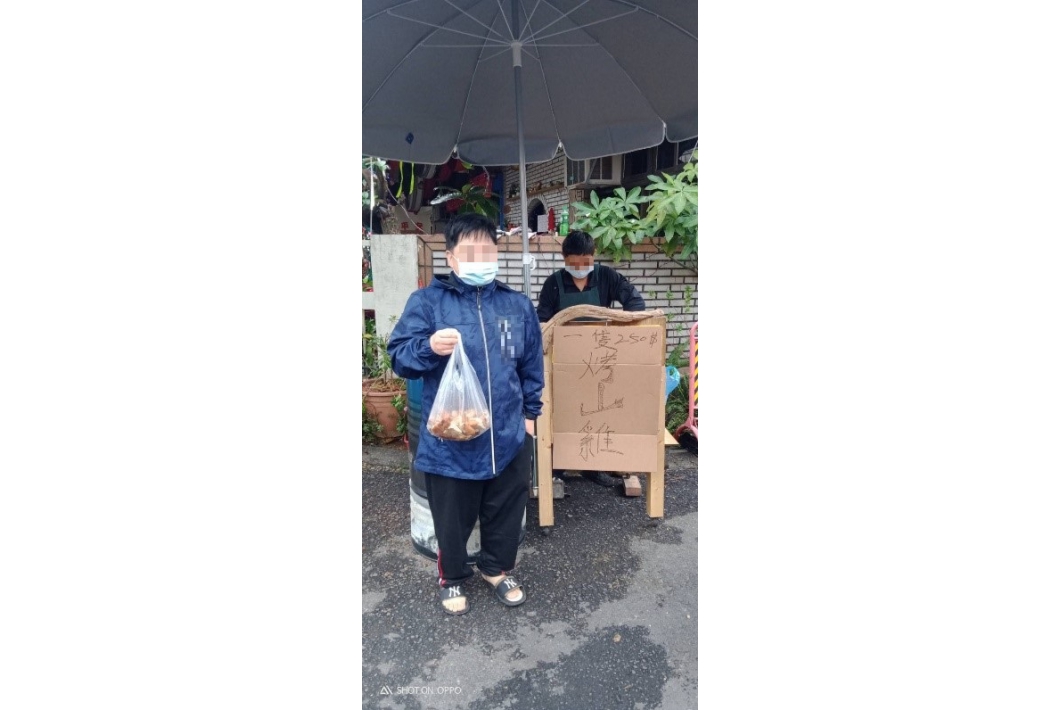 顧客開心購買香噴噴烤雞