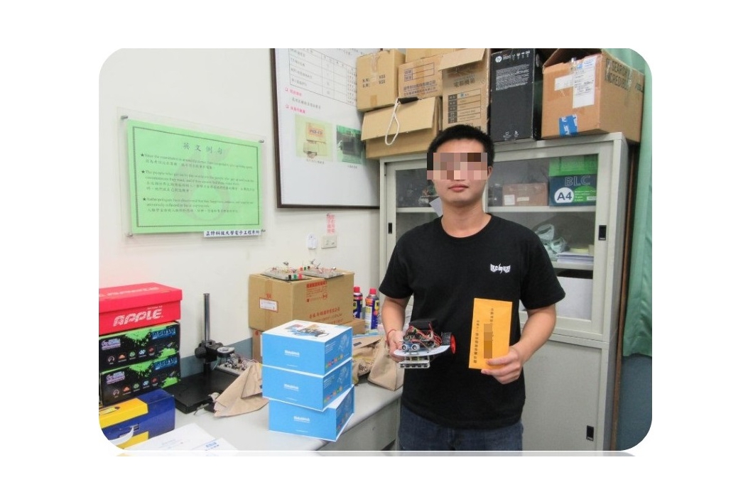 與自己設計的機器人合影