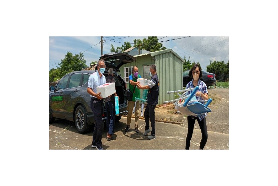 訪查員與公所人員一起搬運物資