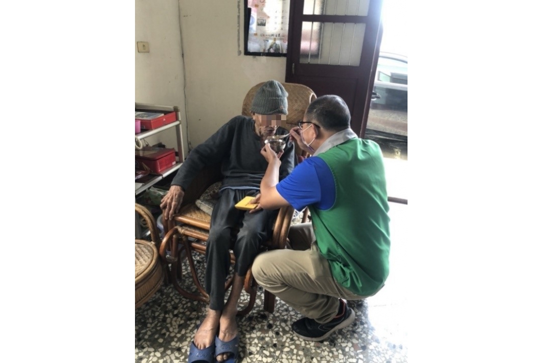 訪查員溫馨餵食老爺爺五星飯店軟質粥品