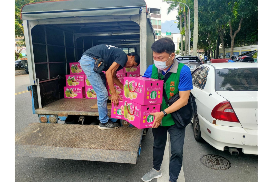 訪查員偕同阿君做公益。