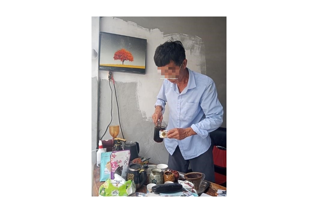 黃先生沖泡咖啡神情