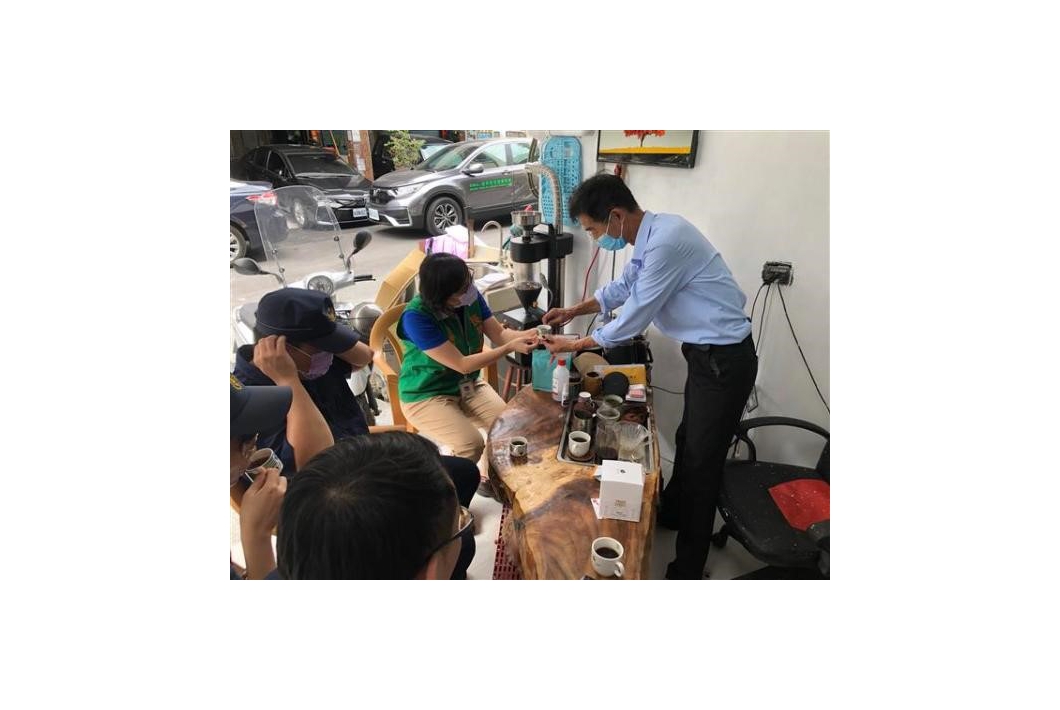 黃先生沖泡香濃咖啡請大家品嚐