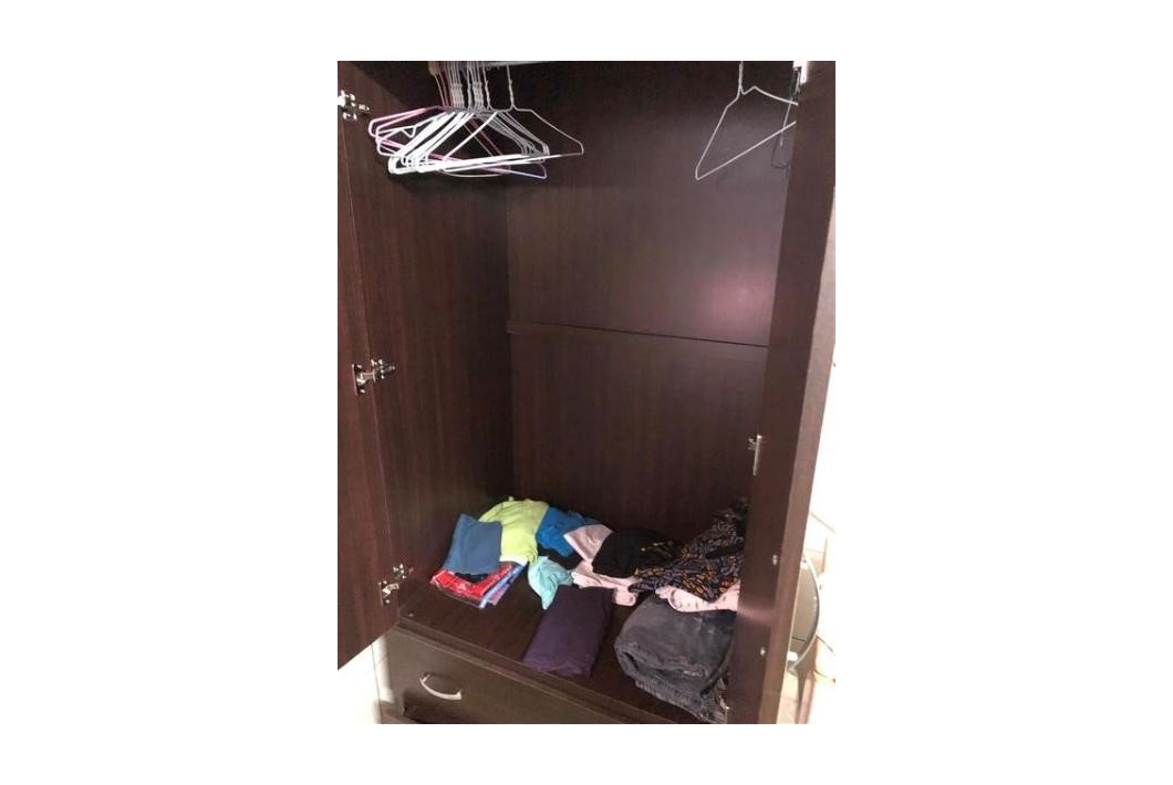 01衣櫃內空蕩蕩沒有一件防寒外套