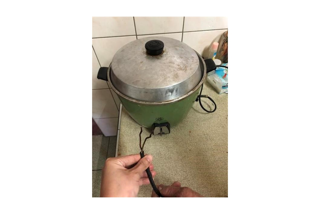 02二手電鍋插頭電線脫落恐有安全疑慮