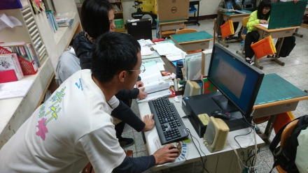 基金會攜手長榮航空、長榮國際儲運贈愛心電腦及家具 關懷苗栗偏鄉學校