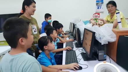 Yulin beneficiaries thanked Eva Air and Chang Yung-Fa Charity Foundation's joint donation of furniture and computer supplies