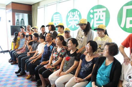張榮發慈善基金會與長榮桂冠酒店(基隆)舉辦「長榮送暖 糕調示愛」孝親感恩活動