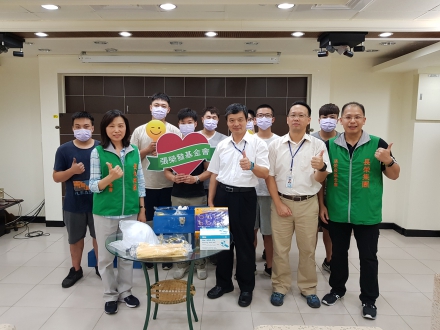 捐贈青春展翼弱勢青少年謀生工具