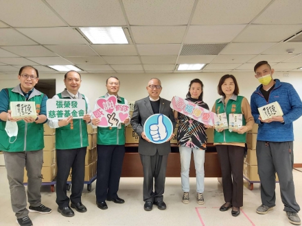Maestro Li Chi-Mao and Owen Ceramics donated blessed rice with love