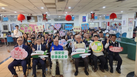 長榮航空溫馨送暖 捐贈陶瓷保溫杯墊禮盒組  張榮發慈善基金會愛心接力 媒合贈予退輔會關懷榮民長輩