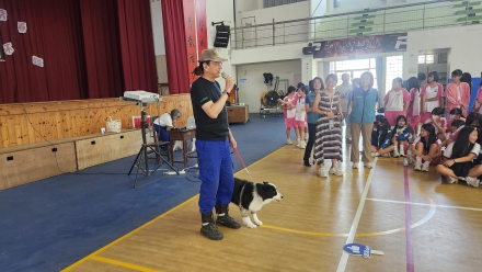 張榮發慈善基金會攜手台灣精英國際搜救協會推動防災教育 搜救犬走進朴子國中讓防災觀念從校園扎根