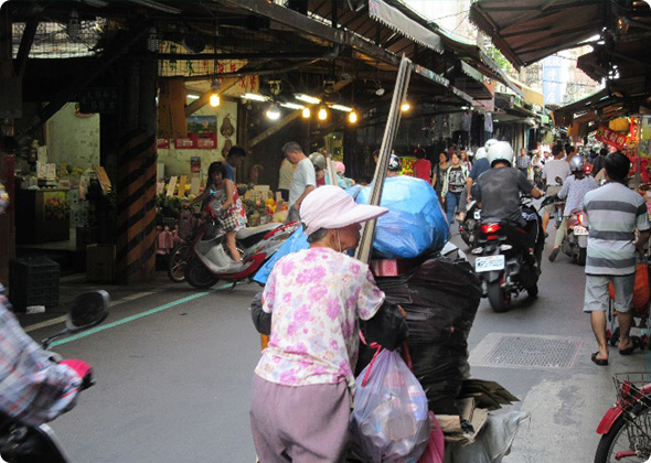 crowded market/district