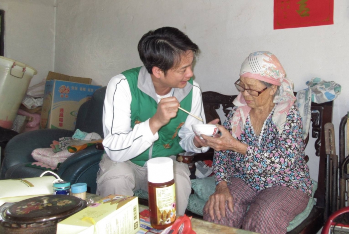 張榮發慈善基金會協助獨居老人添購家電
