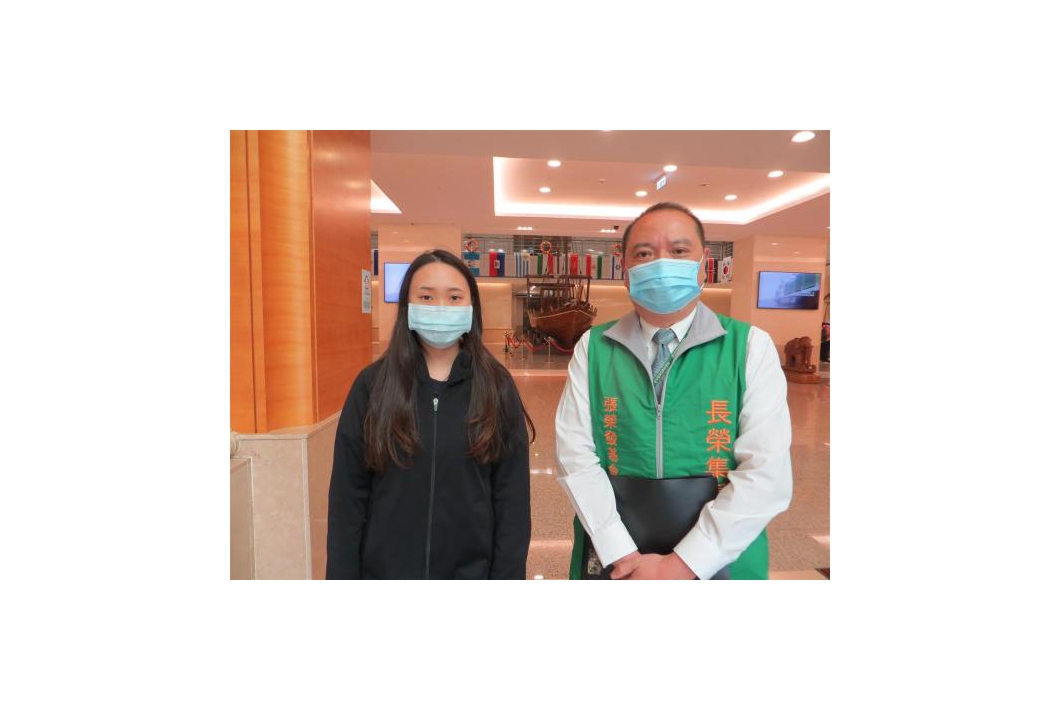 3_楊同學與長期關心她的基金會叔叔合照